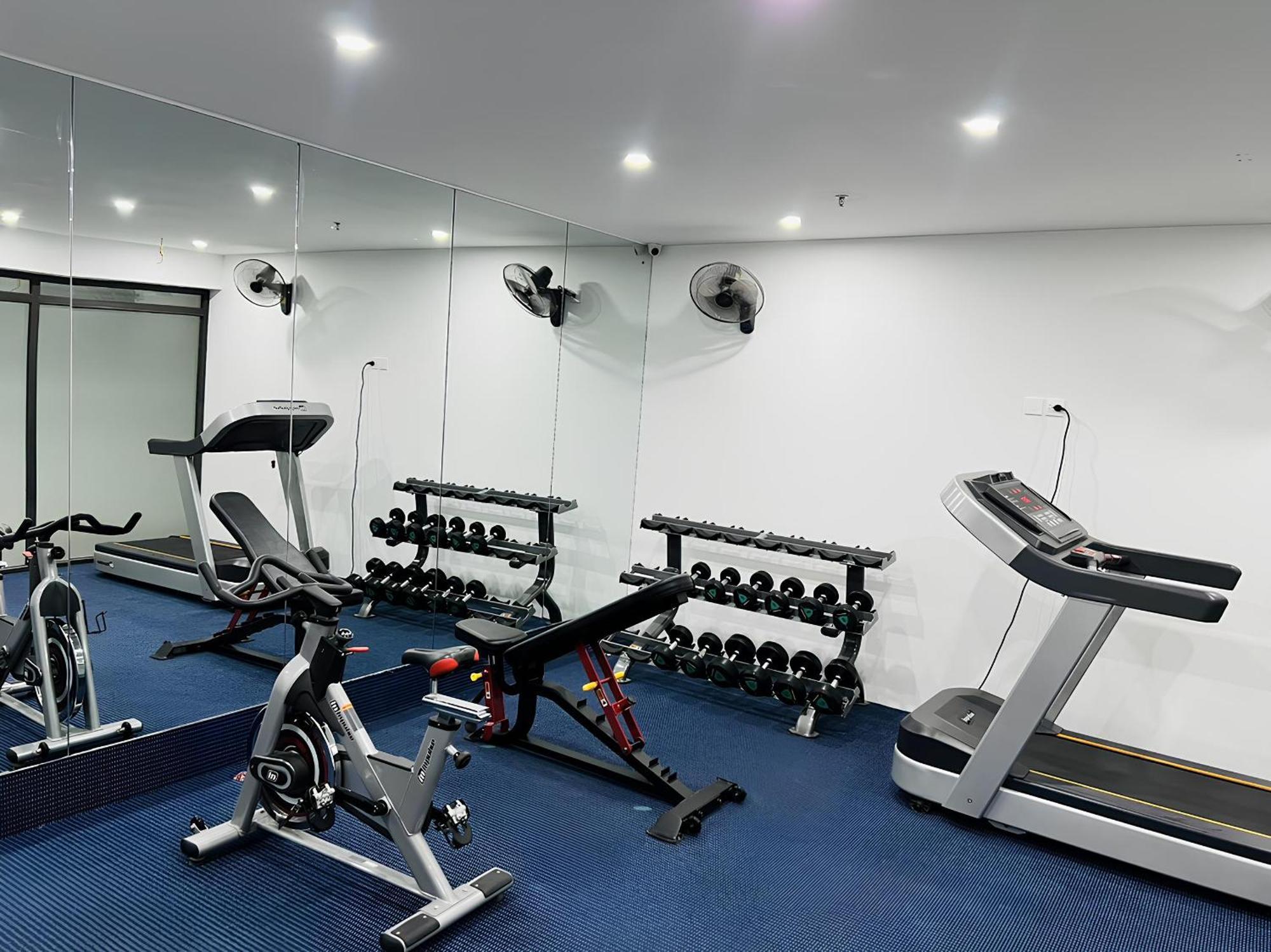 May De Ville Crown Hotel Hanoi Dış mekan fotoğraf A gym in a hotel