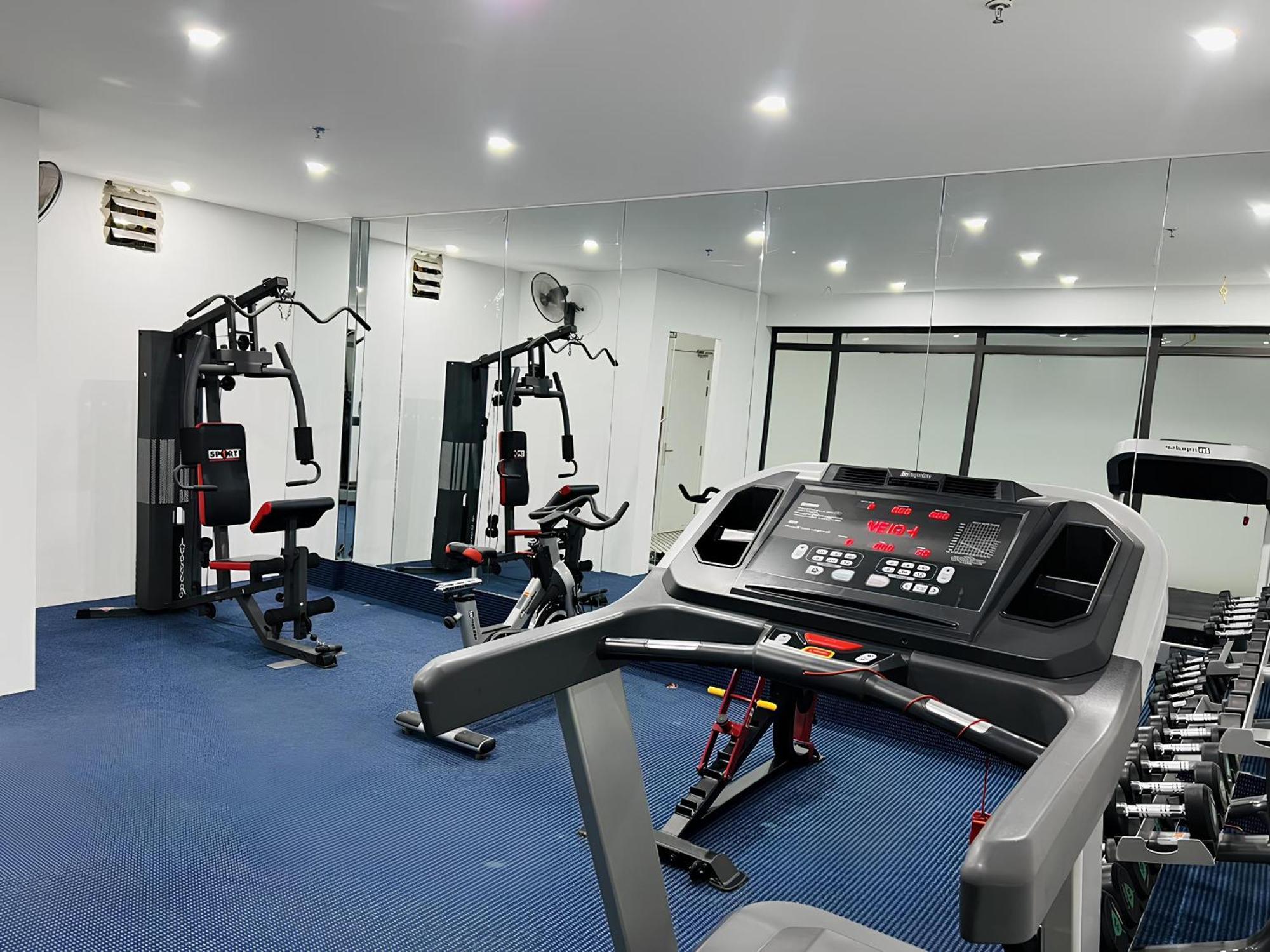 May De Ville Crown Hotel Hanoi Dış mekan fotoğraf The gym at the hotel