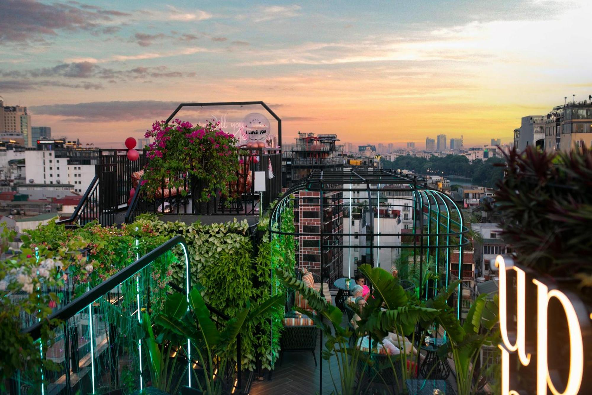 May De Ville Crown Hotel Hanoi Dış mekan fotoğraf Rooftop garden in Mexico City