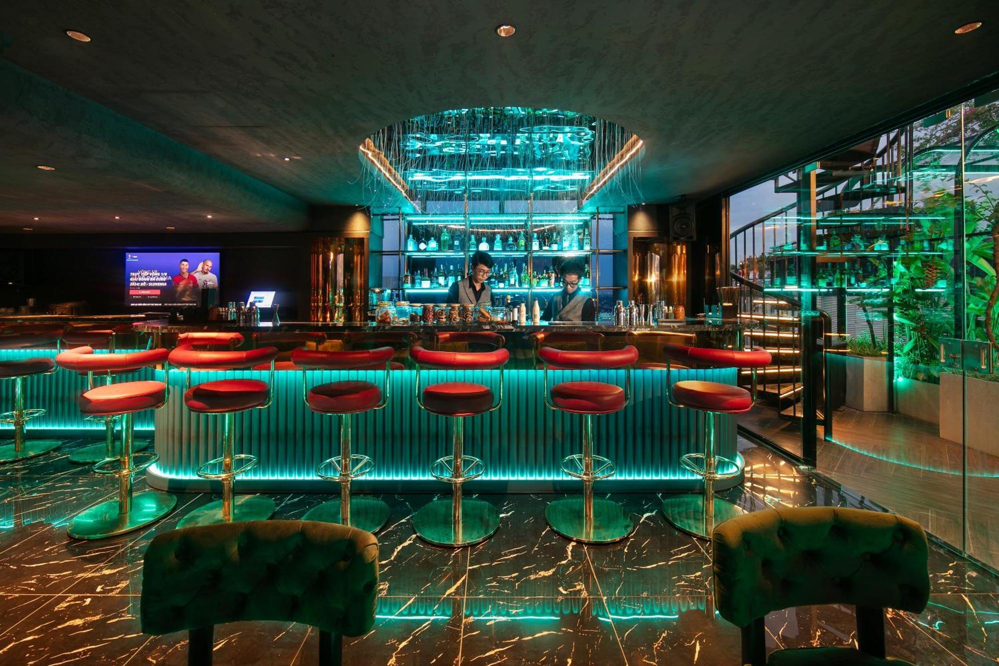May De Ville Crown Hotel Hanoi Dış mekan fotoğraf The bar at the 101 bar