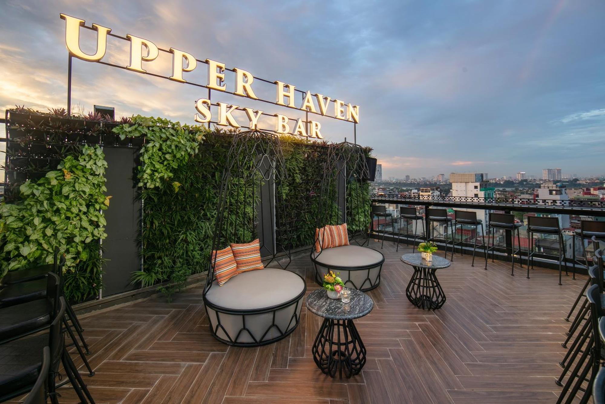 May De Ville Crown Hotel Hanoi Dış mekan fotoğraf Upper Haven Sky Bar