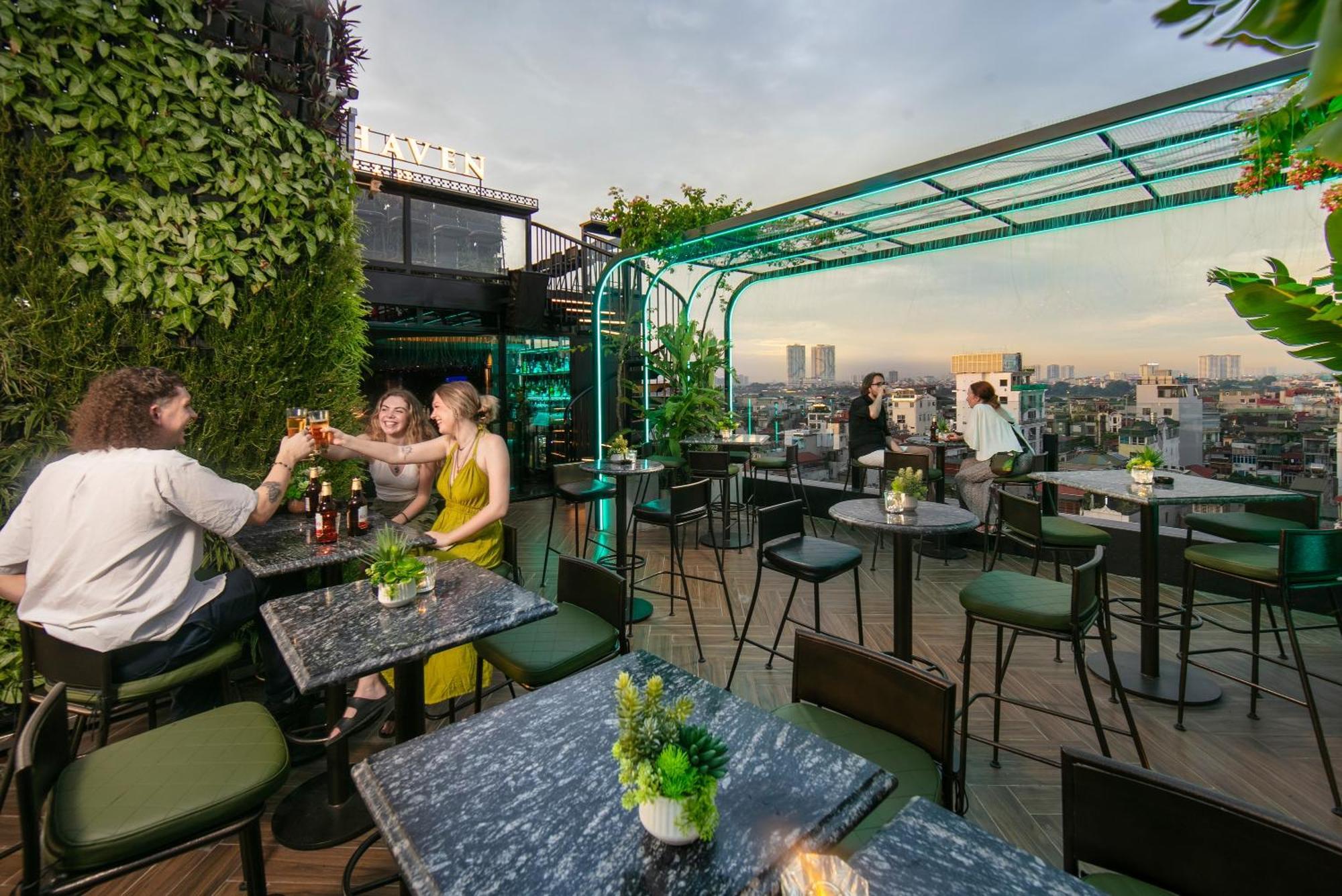 May De Ville Crown Hotel Hanoi Dış mekan fotoğraf The rooftop bar