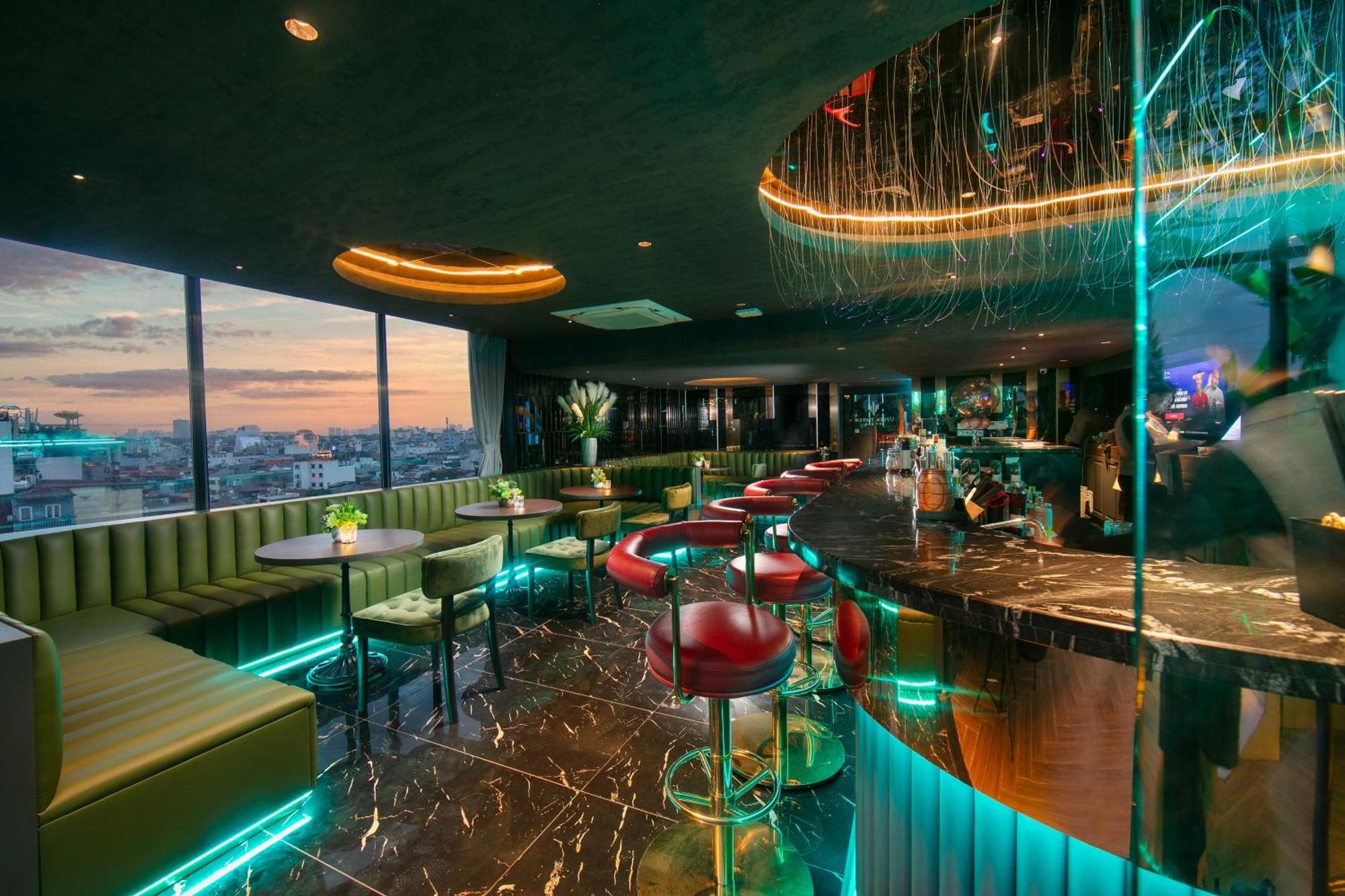 May De Ville Crown Hotel Hanoi Dış mekan fotoğraf The 360° Sky Bar