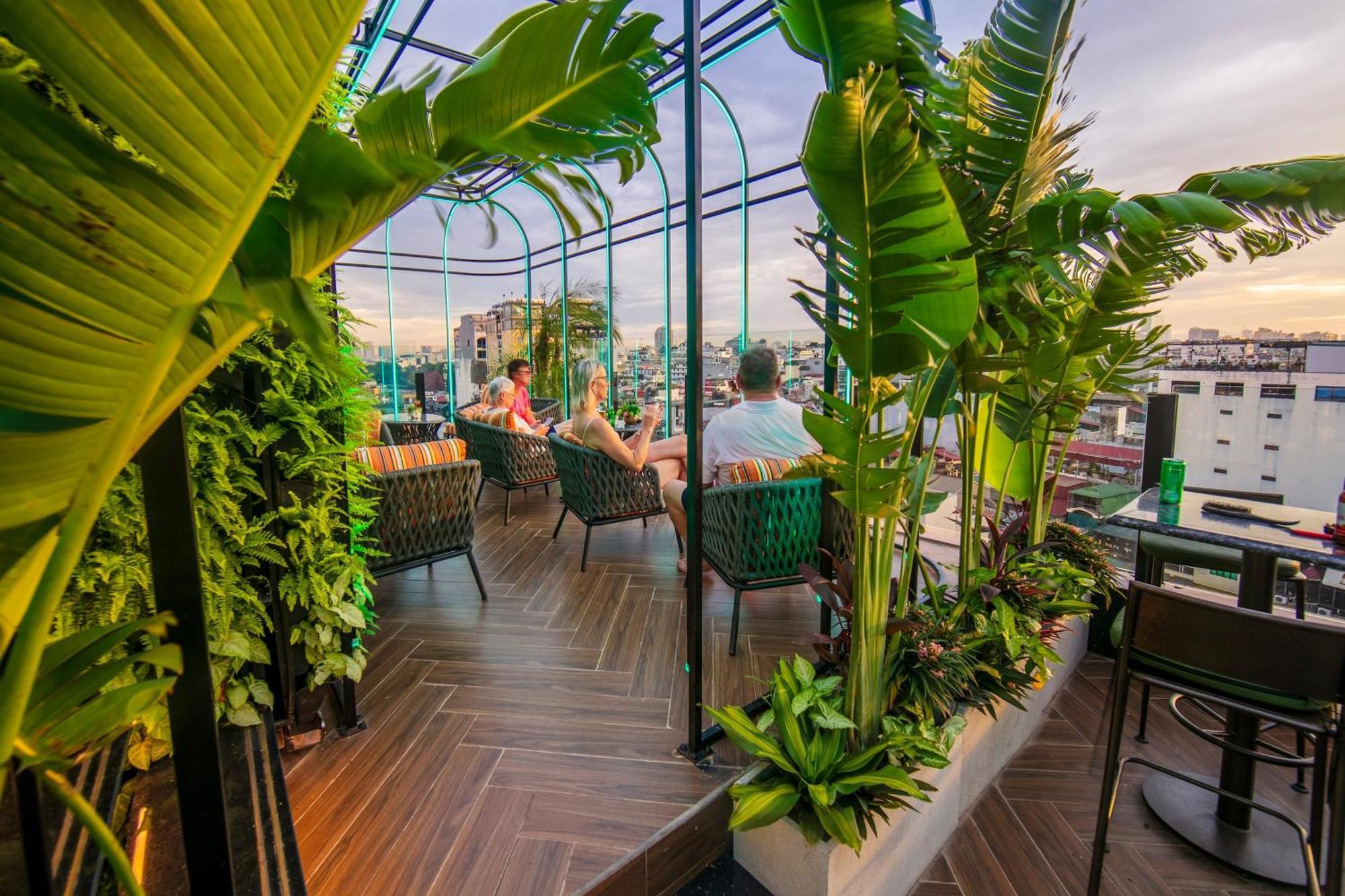 May De Ville Crown Hotel Hanoi Dış mekan fotoğraf The rooftop bar at the hotel