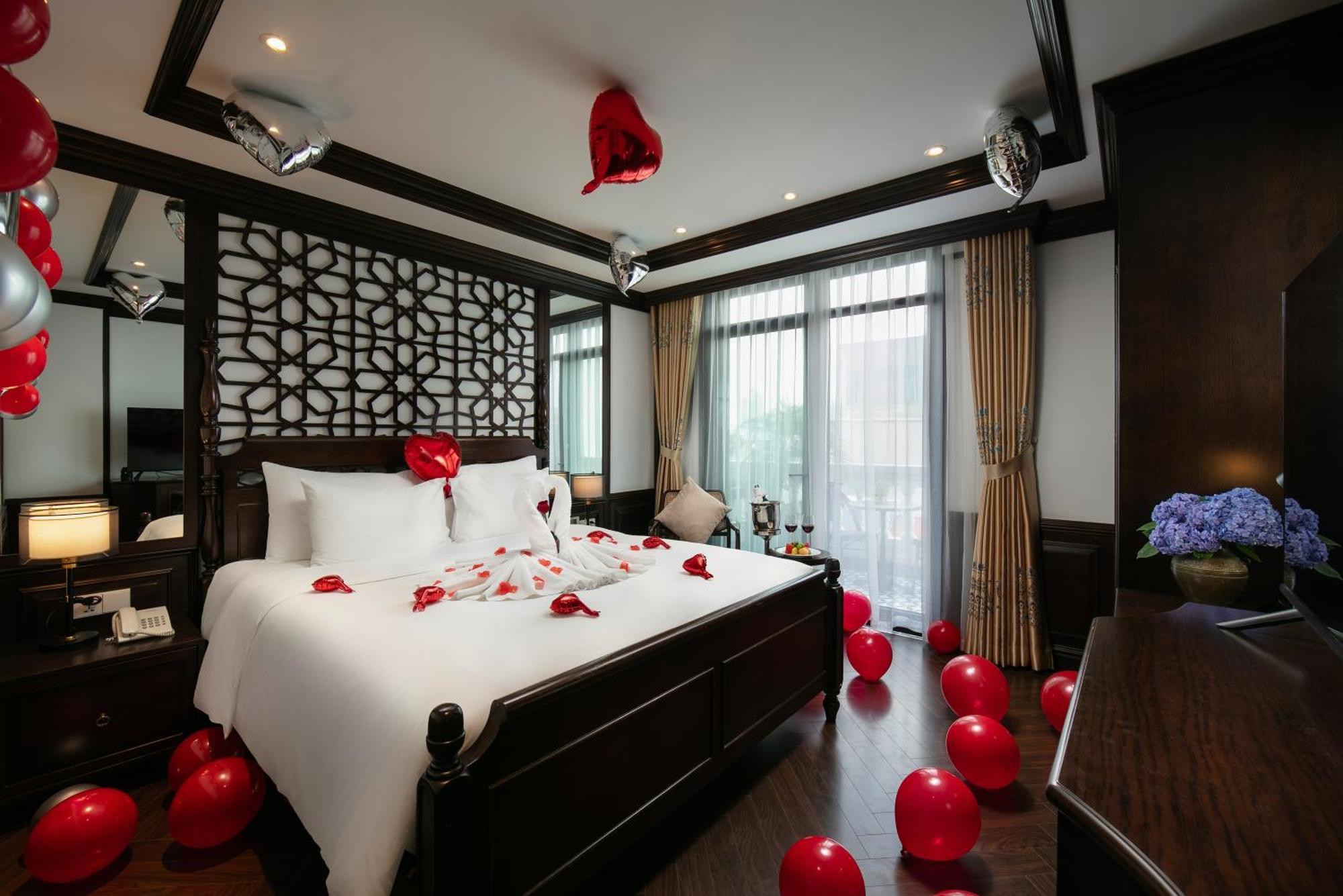 May De Ville Crown Hotel Hanoi Dış mekan fotoğraf A suite at the hotel