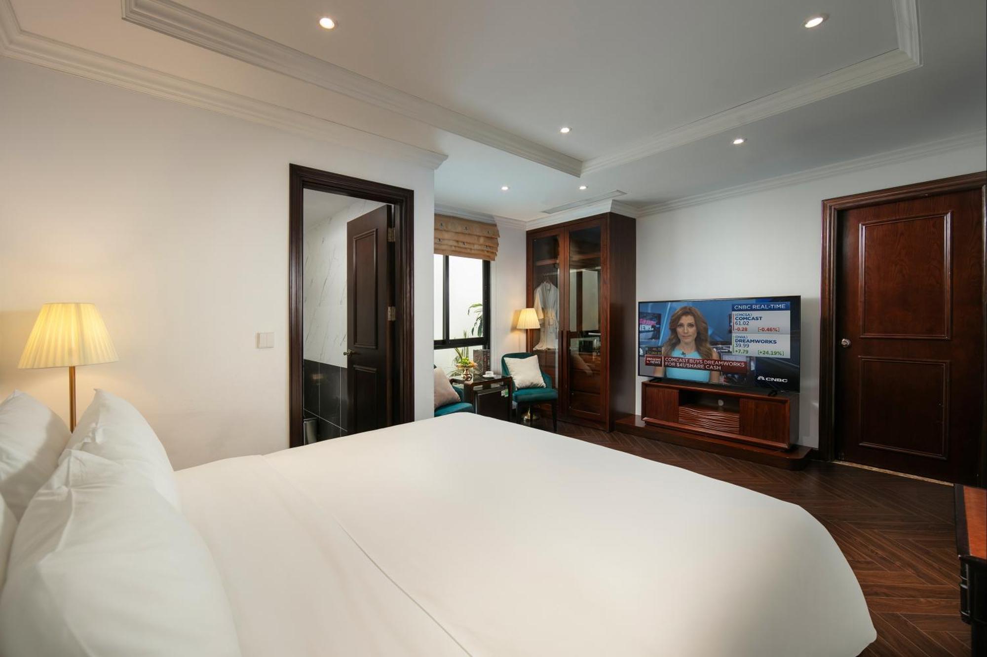 May De Ville Crown Hotel Hanoi Dış mekan fotoğraf A bedroom at the hotel