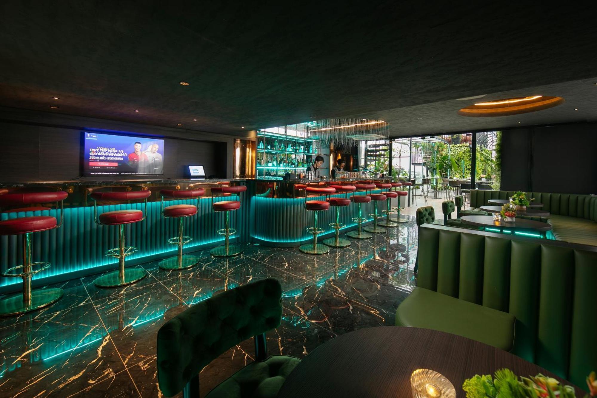 May De Ville Crown Hotel Hanoi Dış mekan fotoğraf The bar at the 101 bar