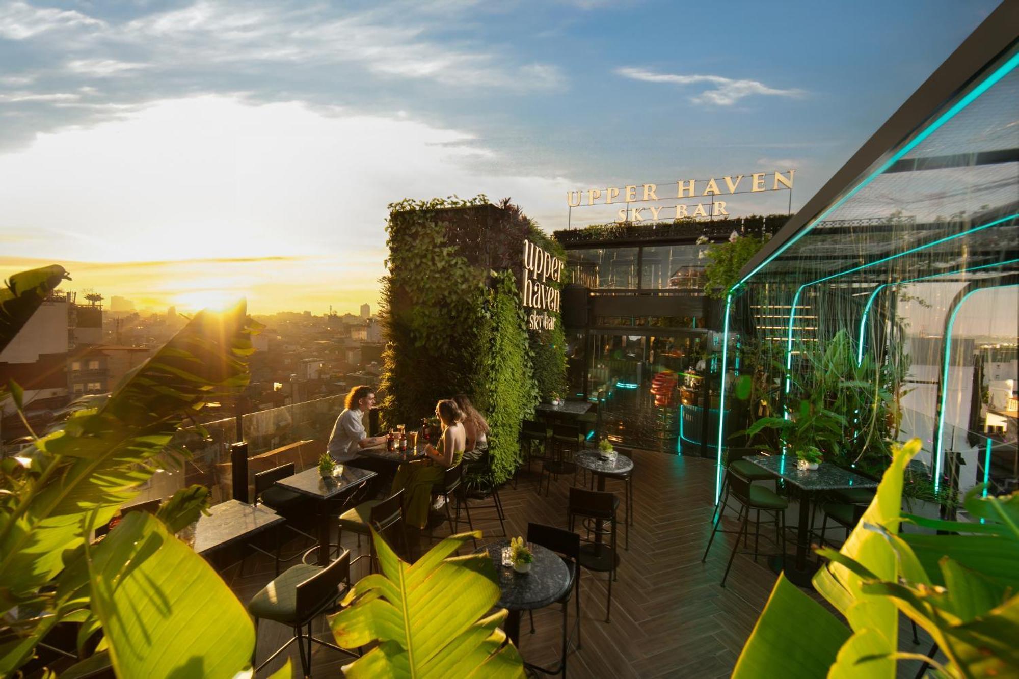 May De Ville Crown Hotel Hanoi Dış mekan fotoğraf The rooftop bar at the hotel