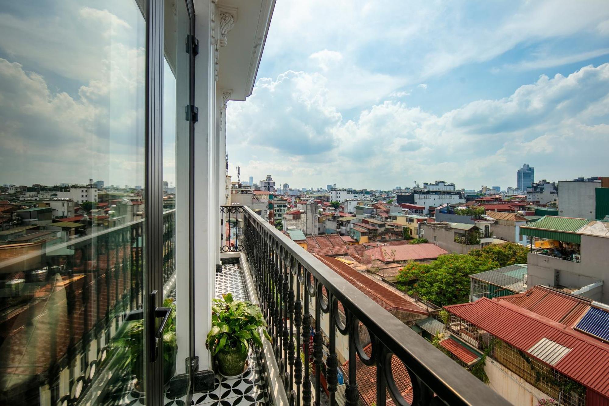 May De Ville Crown Hotel Hanoi Dış mekan fotoğraf A balcony in Ho Chi Minh City, Vietnam