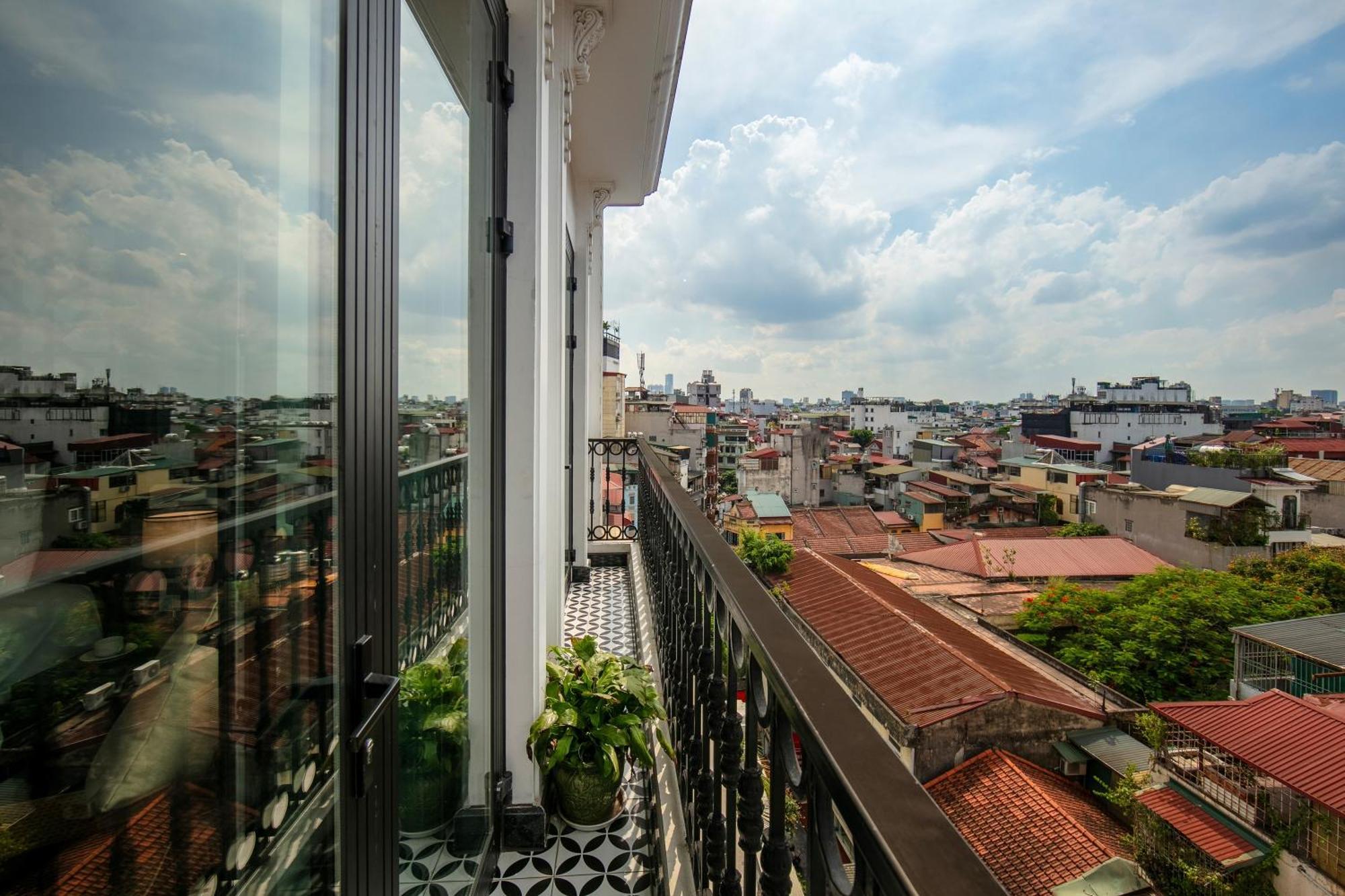 May De Ville Crown Hotel Hanoi Dış mekan fotoğraf A view of the city from the balcony of a house in the district