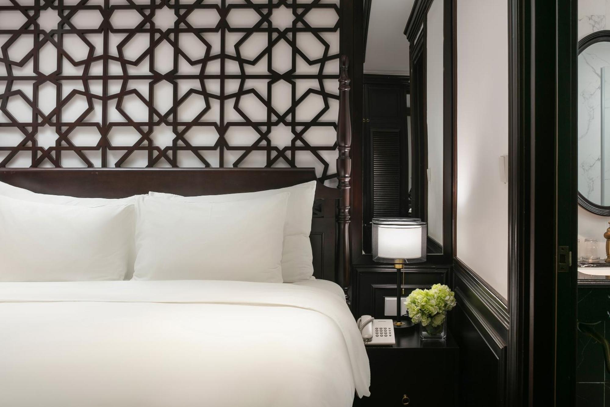 May De Ville Crown Hotel Hanoi Dış mekan fotoğraf A bedroom at the Mandarin Oriental, Hanoi