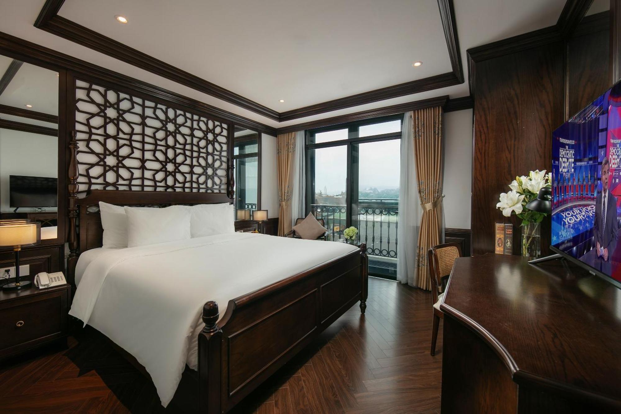 May De Ville Crown Hotel Hanoi Dış mekan fotoğraf Deluxe Suite