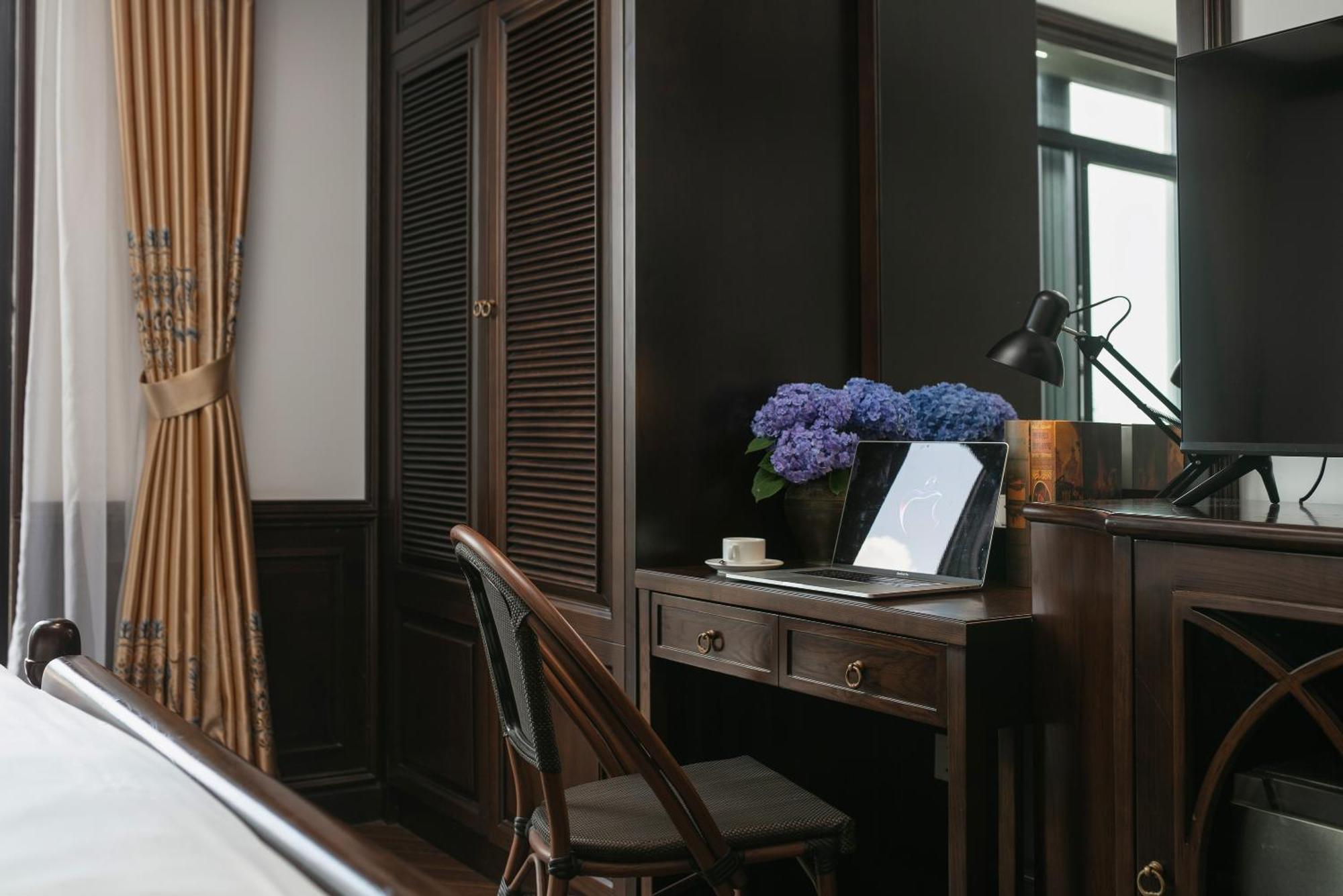 May De Ville Crown Hotel Hanoi Dış mekan fotoğraf A room at the hotel