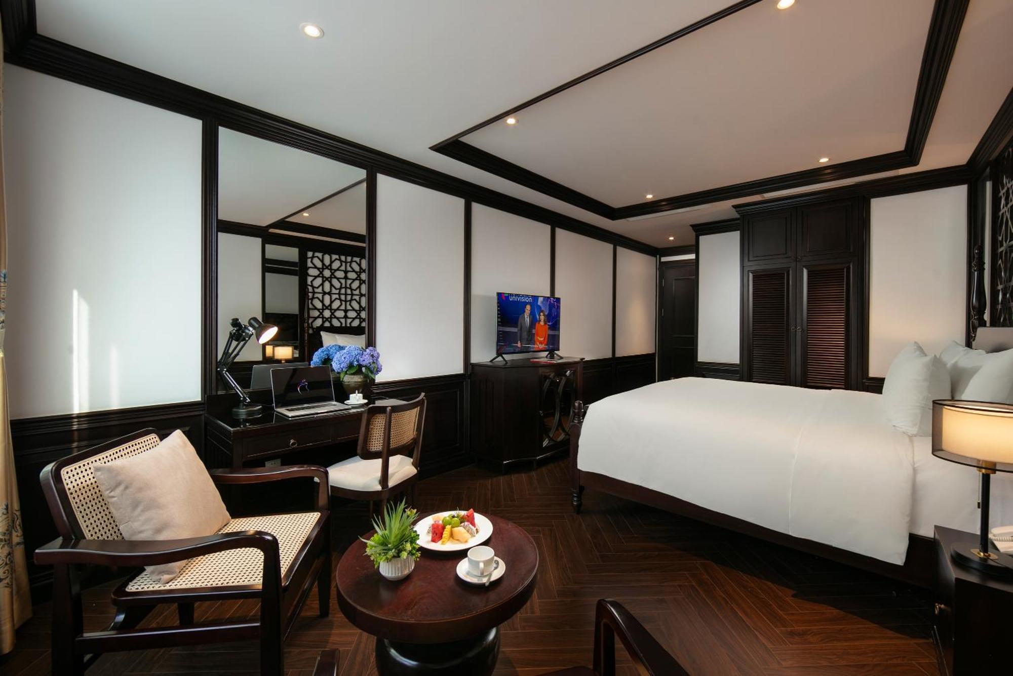 May De Ville Crown Hotel Hanoi Dış mekan fotoğraf Deluxe Suite