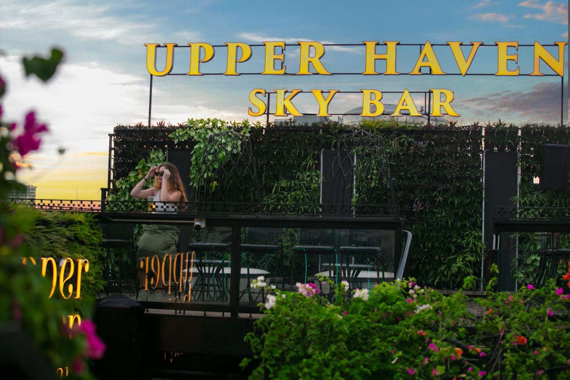 May De Ville Crown Hotel Hanoi Dış mekan fotoğraf Upper Haven Sky Bar