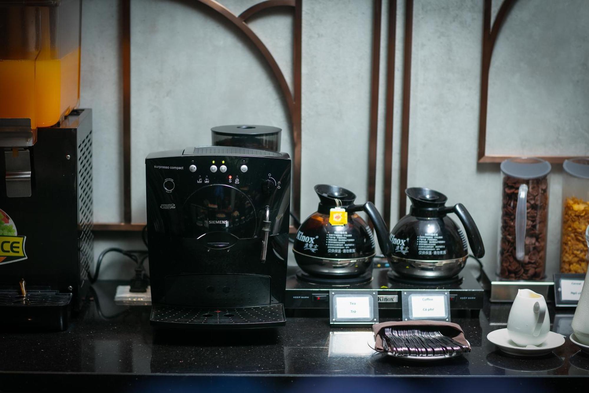 May De Ville Crown Hotel Hanoi Dış mekan fotoğraf A coffee machine