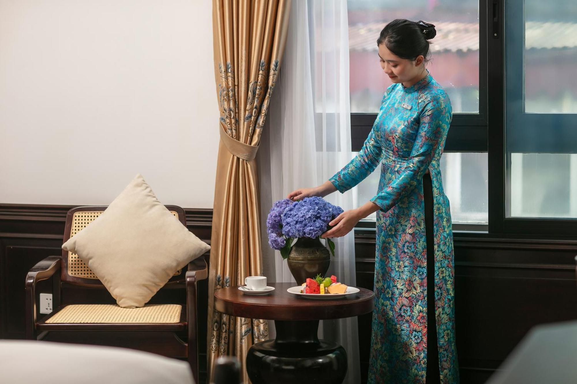 May De Ville Crown Hotel Hanoi Dış mekan fotoğraf A Vietnamese woman wearing an áo dài