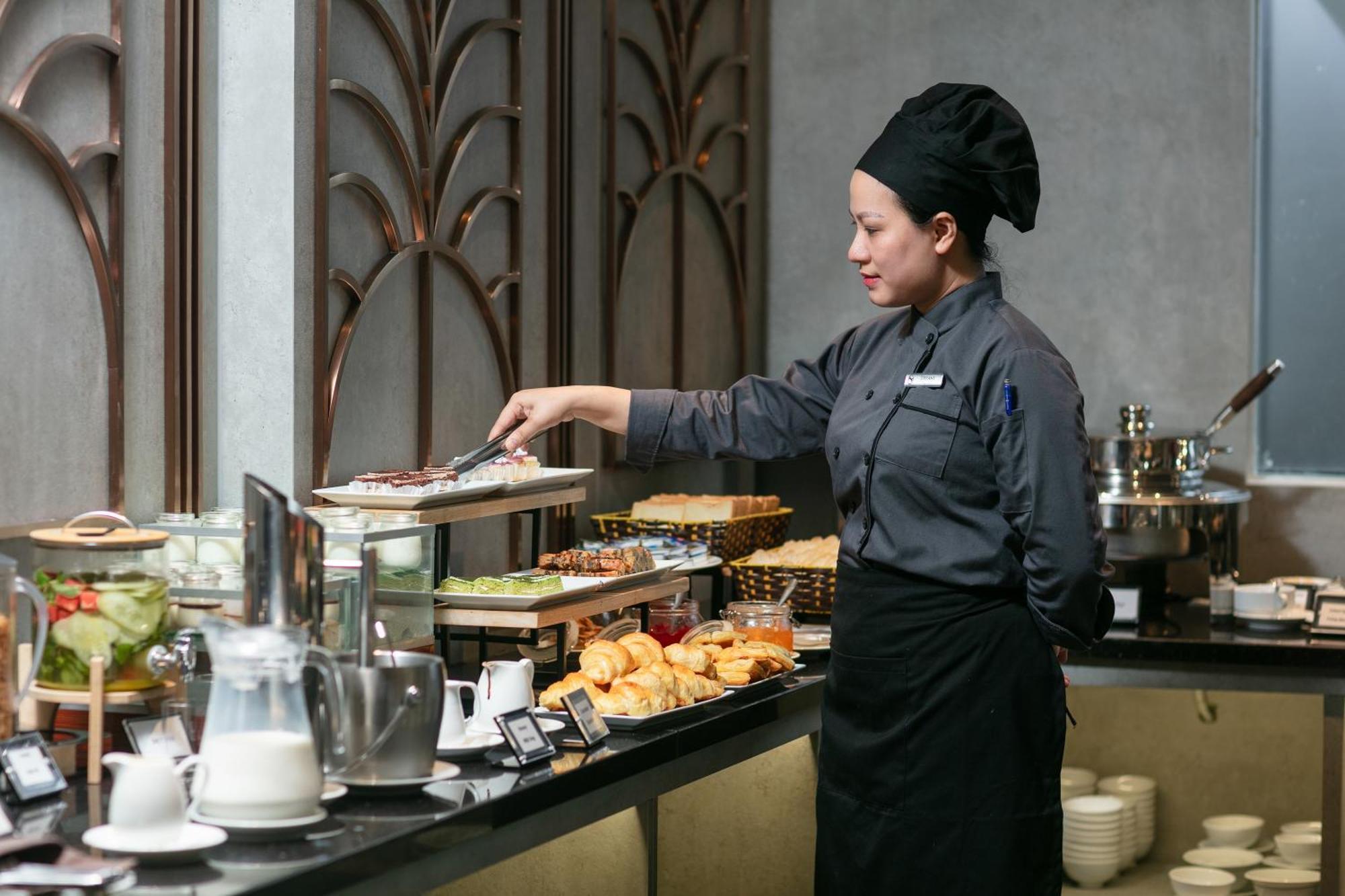 May De Ville Crown Hotel Hanoi Dış mekan fotoğraf A cook at work