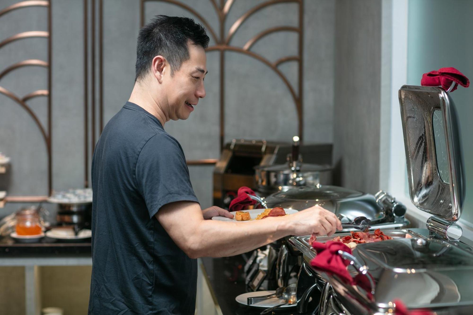 May De Ville Crown Hotel Hanoi Dış mekan fotoğraf Chef preparing food at a buffet