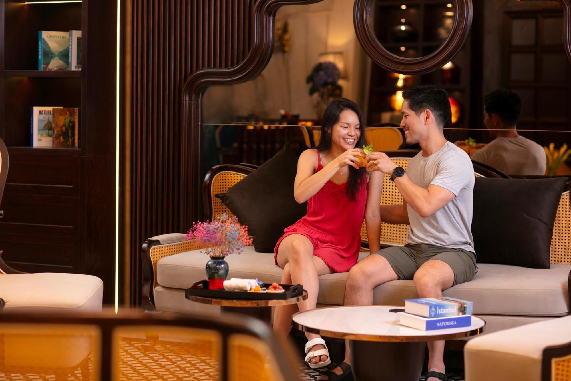 May De Ville Crown Hotel Hanoi Dış mekan fotoğraf The Lounge at Tan Son Nhat International Airport