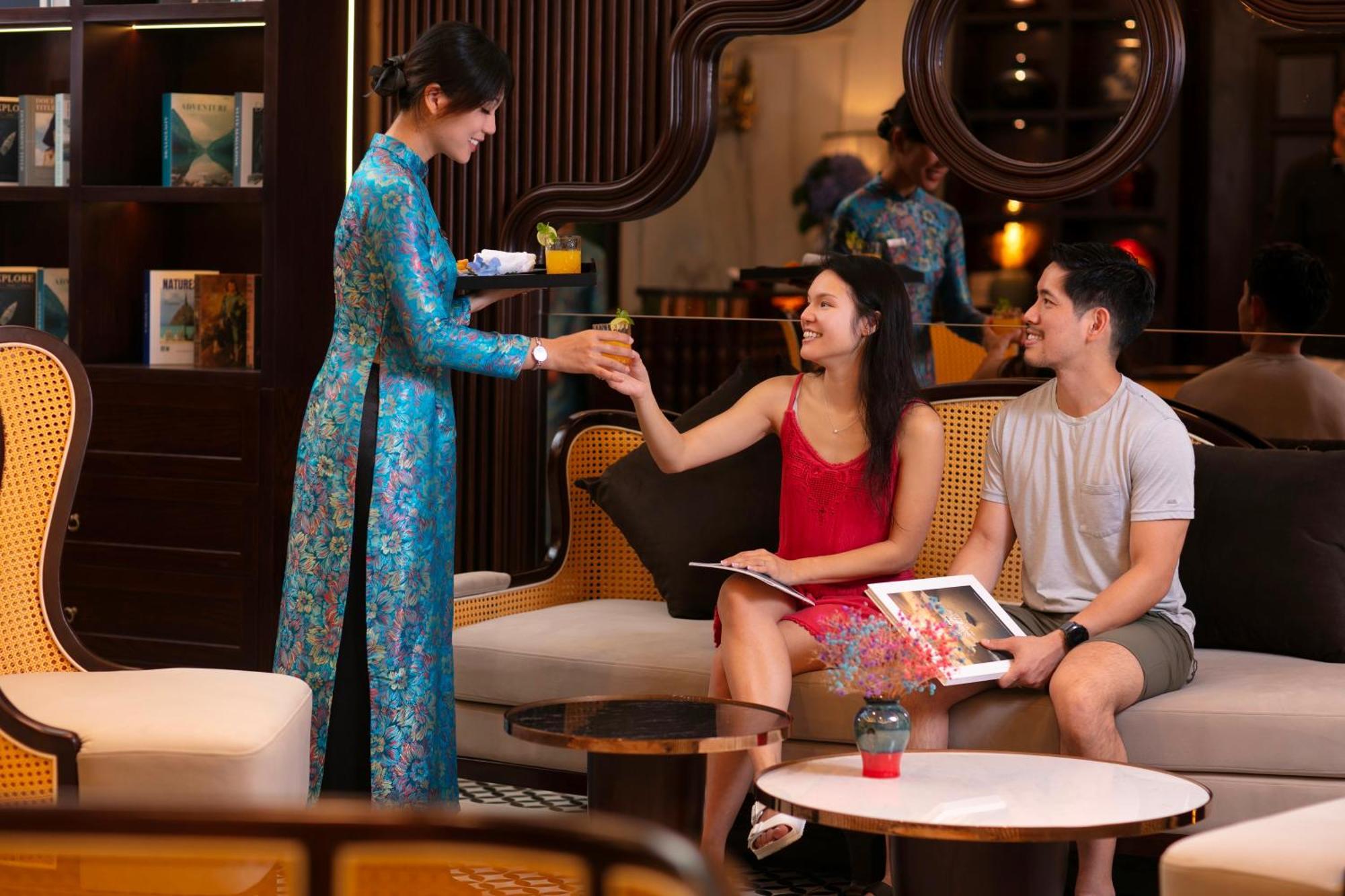May De Ville Crown Hotel Hanoi Dış mekan fotoğraf A Vietnamese woman wearing an áo dài