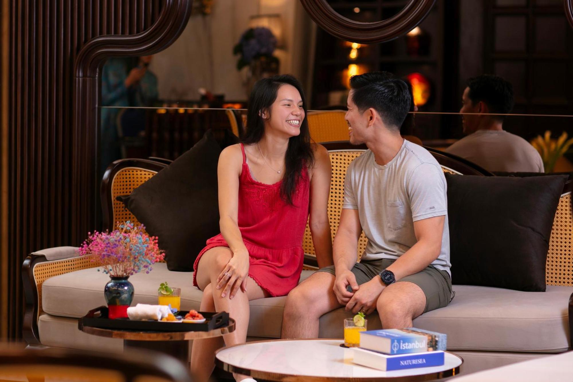 May De Ville Crown Hotel Hanoi Dış mekan fotoğraf A couple at the hotel