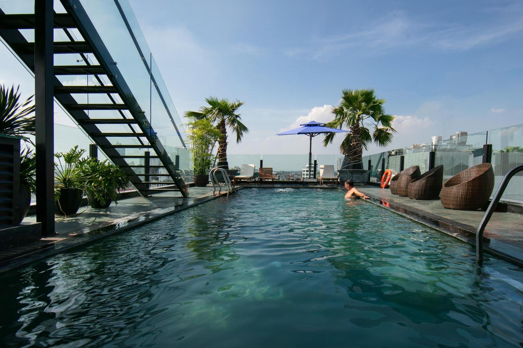 May De Ville Crown Hotel Hanoi Dış mekan fotoğraf Rooftop pool at the hotel
