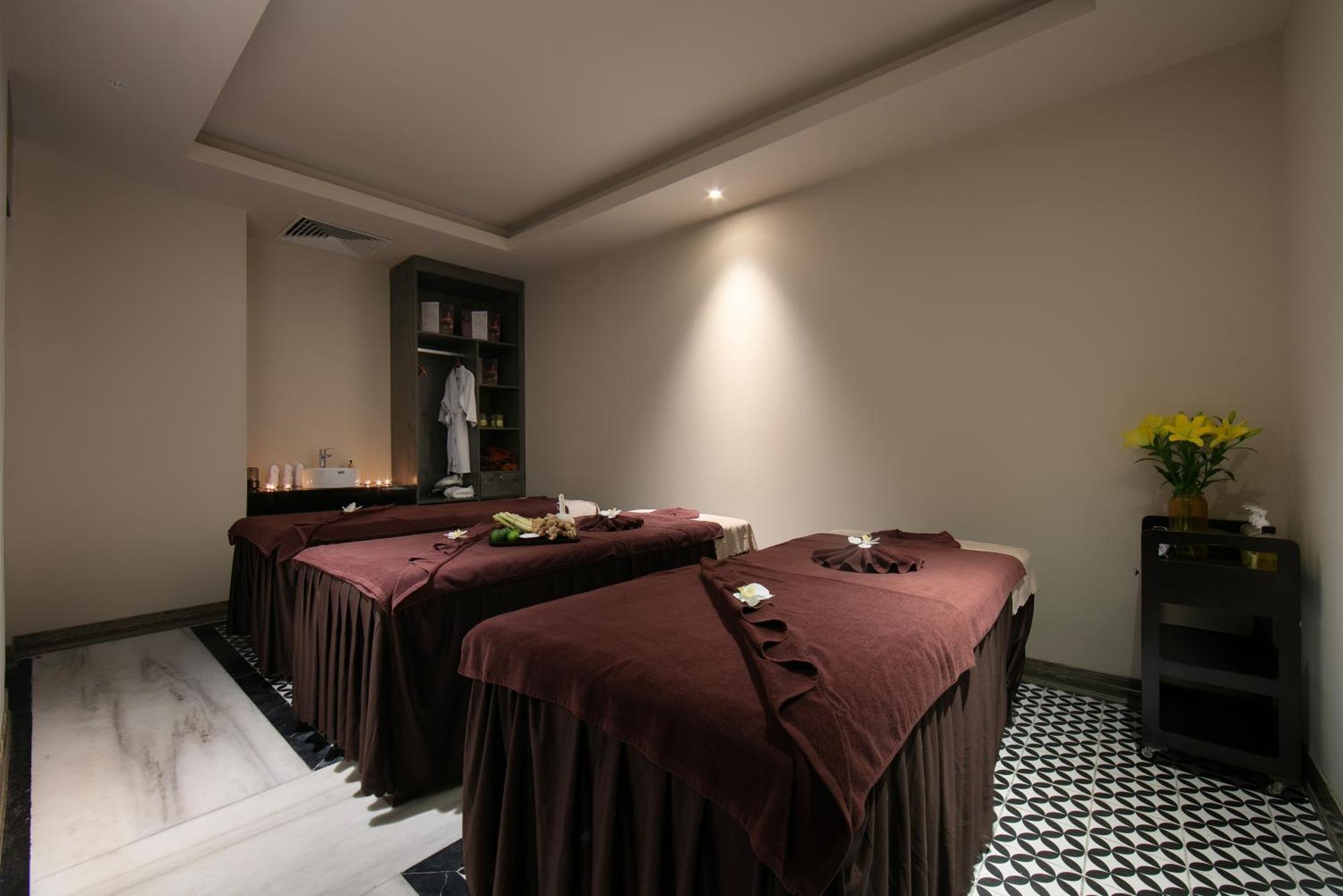 May De Ville Crown Hotel Hanoi Dış mekan fotoğraf A massage room at a spa in Ho Chi Minh City, Vietnam