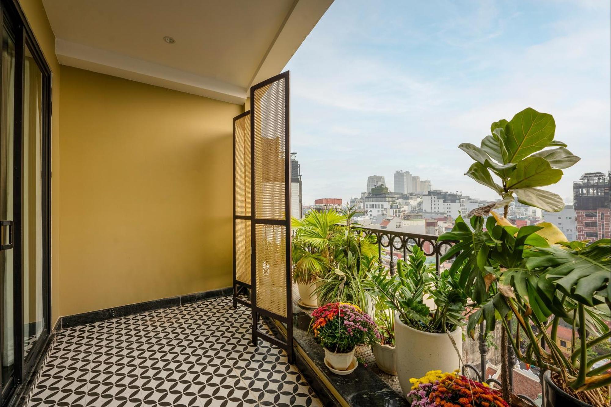 May De Ville Crown Hotel Hanoi Dış mekan fotoğraf A balcony in Hanoi, Vietnam