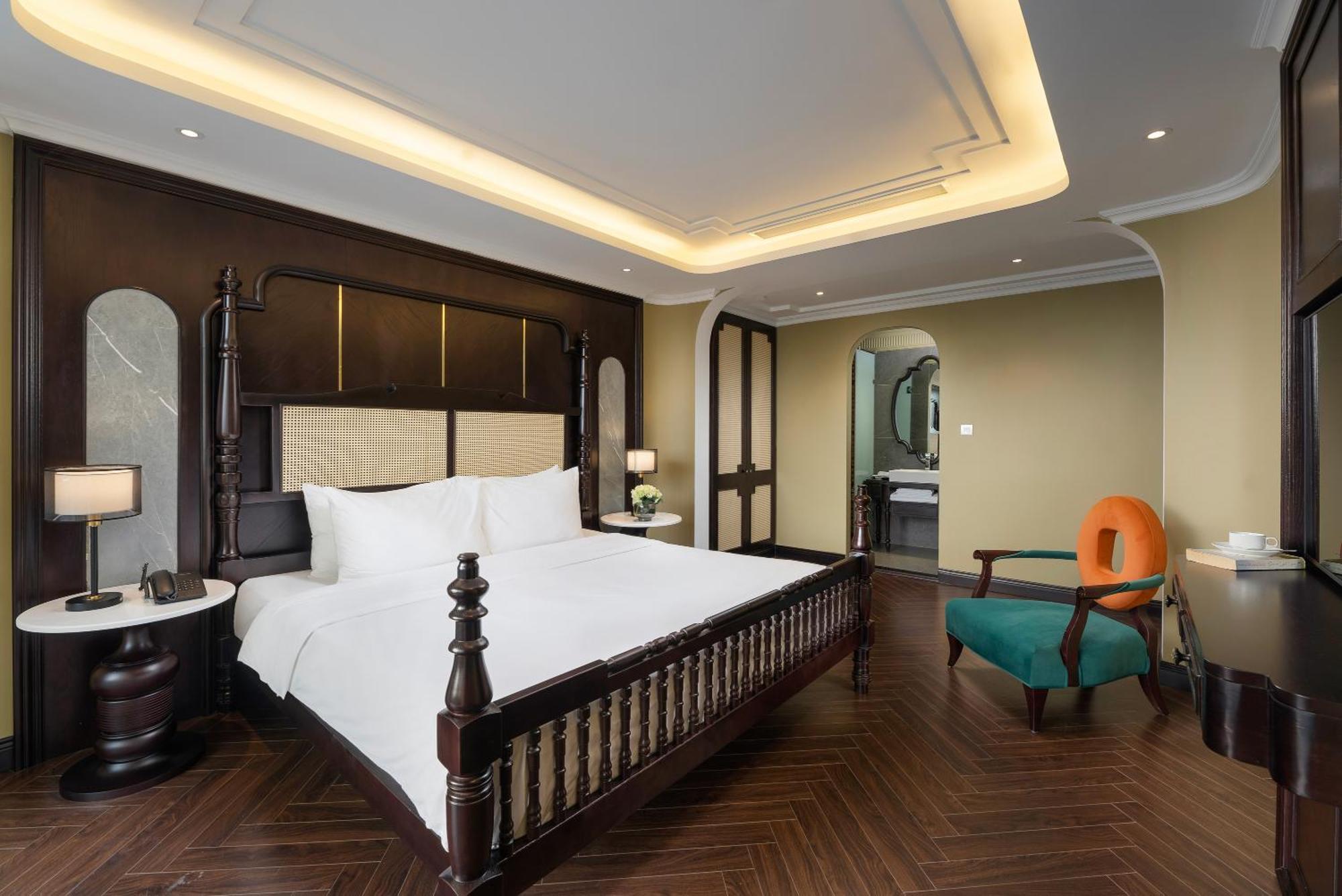 May De Ville Crown Hotel Hanoi Dış mekan fotoğraf A bedroom at the hotel